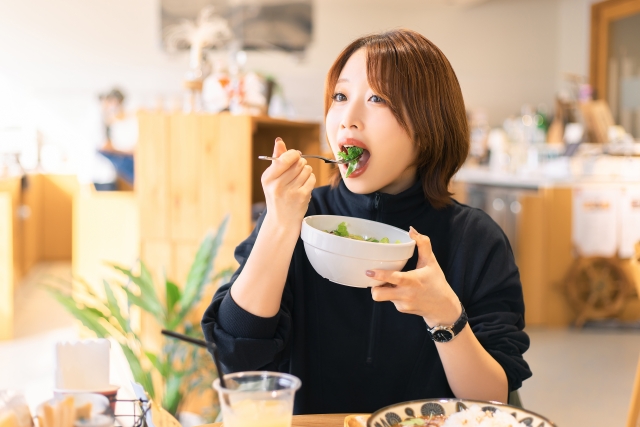 津田沼にある飲食店で食事をする女性の画像