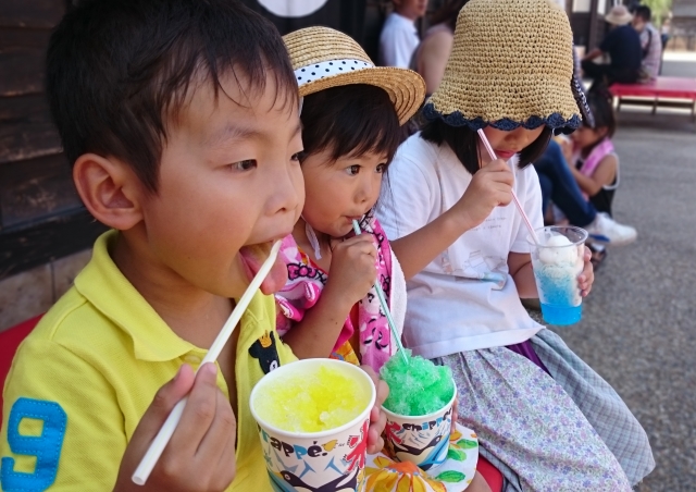 鶴ヶ島でおこなわれていいるイベントで子供がかきごおりを食べている時の画像